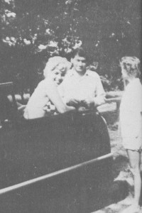 Marilyn_with_the_Rostens__001_